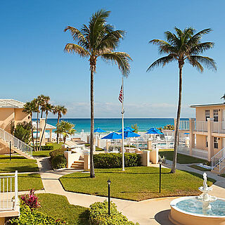 Gulfstream Manor — Courtyard