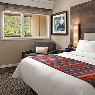 Marriott's StreamSide at Vail - Birch, Douglas, and Evergreen &mdash; Sample Bedroom With Attached Balcony - Douglas Building