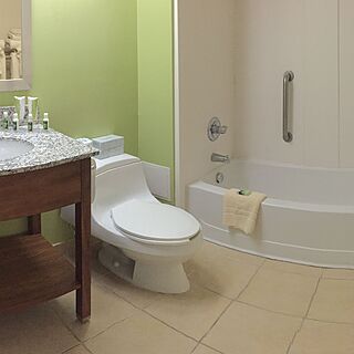Barclay Towers &mdash; Sample Bathroom