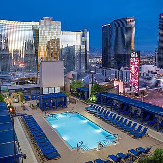 Polo Towers &mdash; Pool