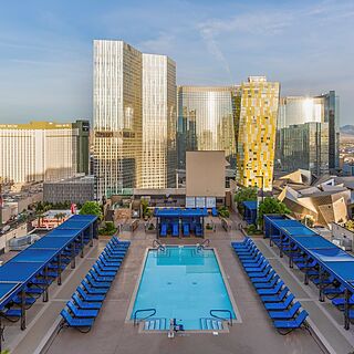 Polo Towers &mdash; Pool