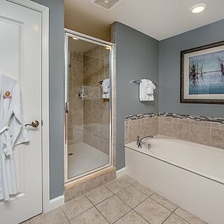 Holiday Inn Club Vacations Marco Island - Sunset Cove Resort — Sample Bathroom