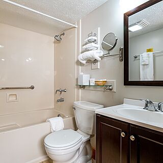 Hotel de la Monnaie — Sample Bathroom