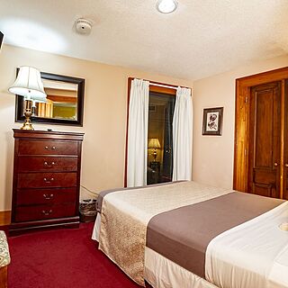 Hotel de la Monnaie — Sample Bedroom