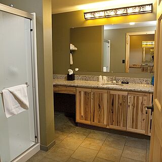 Hope Lake Lodge & Indoor Water Park — Sample Bathroom
