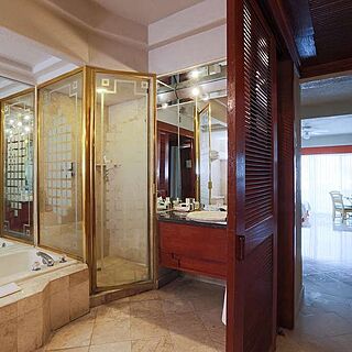 Barcelo Kamina — Sample Bathroom