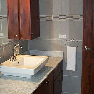 Reina Del Mar — Sample Bathroom