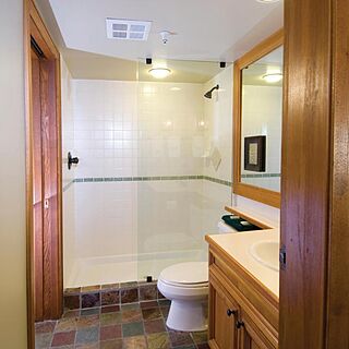 Hilton Grand Vacations Club Whistler — Sample Bathroom