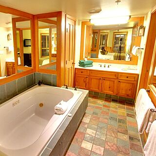 Hilton Grand Vacations Club Whistler — Sample Bathroom