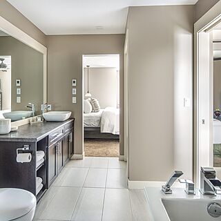 Bighorn Meadows on the Springs at Radium Golf Resort — Sample Bathroom