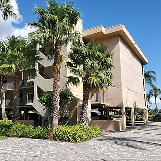 Vanderbilt Beach and Harbour Club &mdash; Exterior