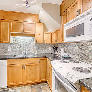 Glacier Lodge &mdash; Sample Kitchen