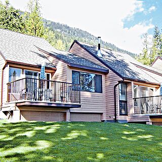 St. Ives on Shuswap — Exterior