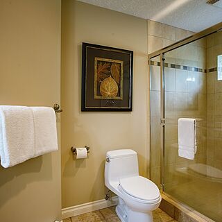 Sunrise Ridge Waterfront Resort — Sample Bathroom