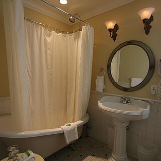The Rosewood Victoria Inn — Sample Bathroom