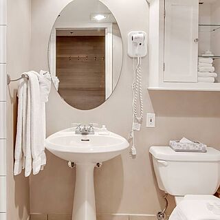 Powder's Edge — Sample Bathroom