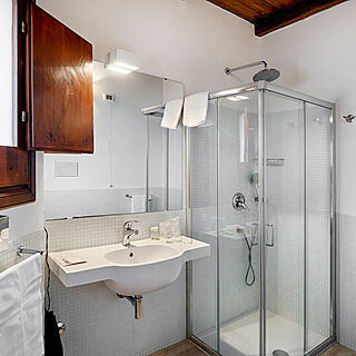 Villas Mediterraneas — Sample Bathroom
