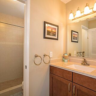 Kauhale Makai — Sample Bathroom