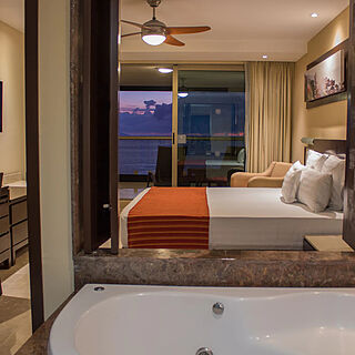 Sunset Plaza Beach Resort & Spa — Sample Bathroom