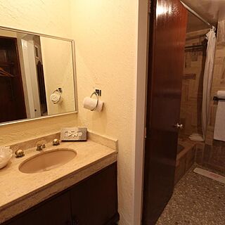 Las Torres Gemelas — Sample Bathroom