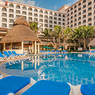 GR Solaris Cancun — Pool