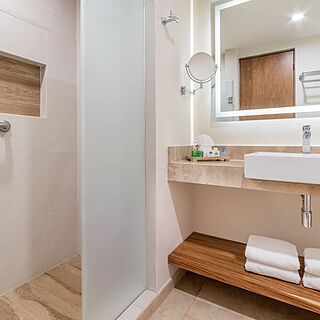 GR Solaris Cancun — Sample Bathroom