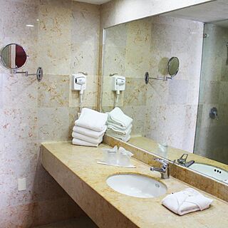 El Quijote Inn — Sample Bathroom