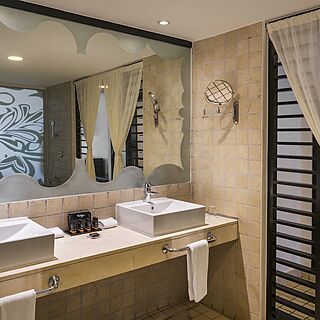 Ocean Coral & Ocean Turquesa &mdash; Sample Bathroom