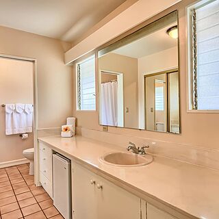 The Royal Lahaina — Sample Bathroom