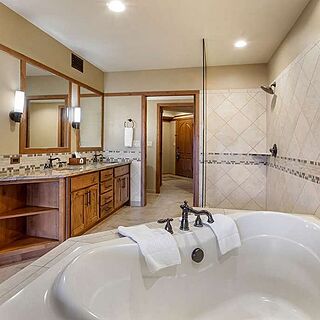 Hilton Vacation Club Sedona Summit &mdash; Sample Bathroom