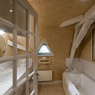 Chateau Alizes &mdash; Sample Bathroom