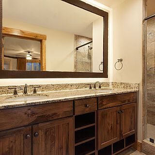 Westgate Smoky Mountain Resort & Water Park — Sample Bathroom