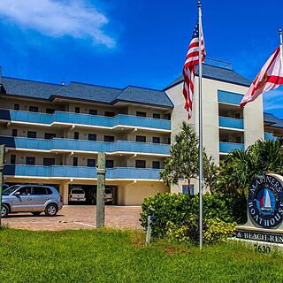 Mariner's Boathouse & Beach Resort — Exterior