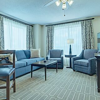 Club Wyndham Old Town Alexandria &mdash; Living area in one- and two-bedroom suites
