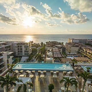 The Reef 28 &mdash; Pool Area