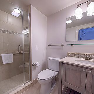 The Harborside Inn — Sample Bathroom