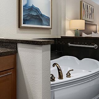 Club Wyndham Great Smokies Lodge — Sample Bathroom