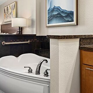 Club Wyndham Great Smokies Lodge — Sample Bathroom