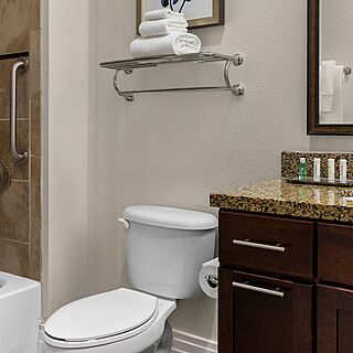 Club Wyndham Great Smokies Lodge — Sample Bathroom