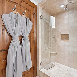 Hyatt Residence Club at Park Hyatt Beaver Creek — Sample Bathroom
