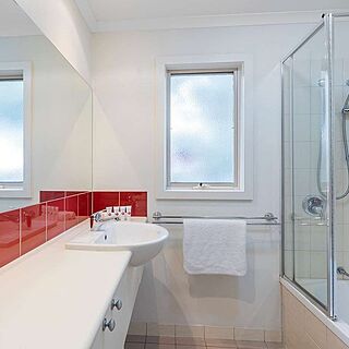 Ramada Resort by Wyndham Phillip Island — Sample Bathroom