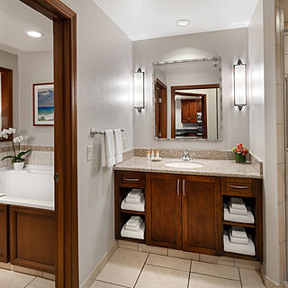 Marriott's Maui Ocean Club - Lahaina Tower — Sample Bathroom