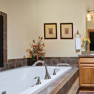 Club Wyndham Galena &mdash; Sample Bathroom