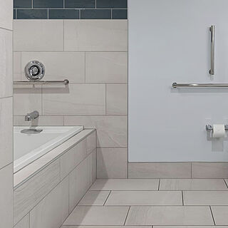 Club Wyndham Inn on Long Wharf — Sample Bathroom