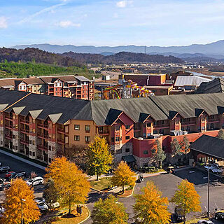 Club Wyndham Great Smokies Lodge — Resort Exterior and Parking
