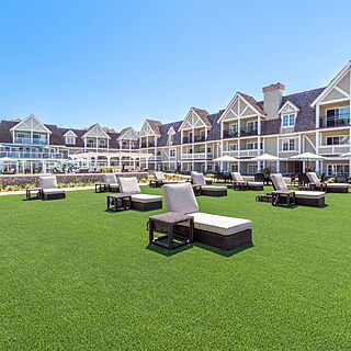 Carlsbad Inn Beach Resort — Sunbathing Lawn