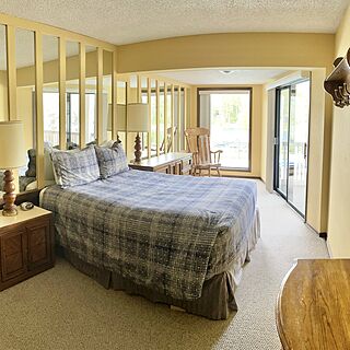 Queen Bed with lake view