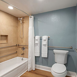 Hilton Vacation Club Charter Club Naples Bay — Sample Bathroom