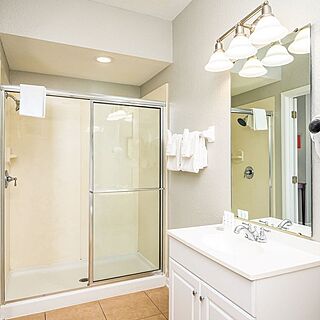 Vista Cay Resort by Millenium — Sample bathroom