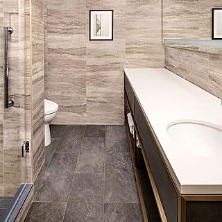 Hilton Club, The Central at 5th New York — Sample bathroom